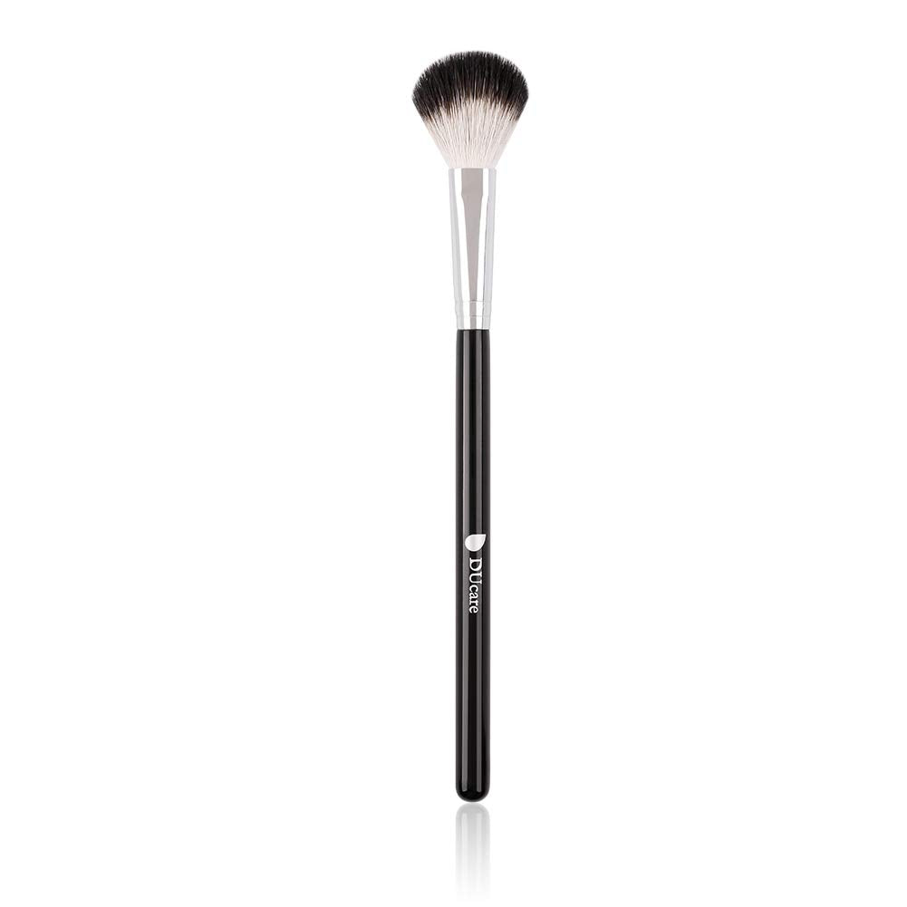 Pincel DUcare para aplicar sombras con mezcla uniforme.