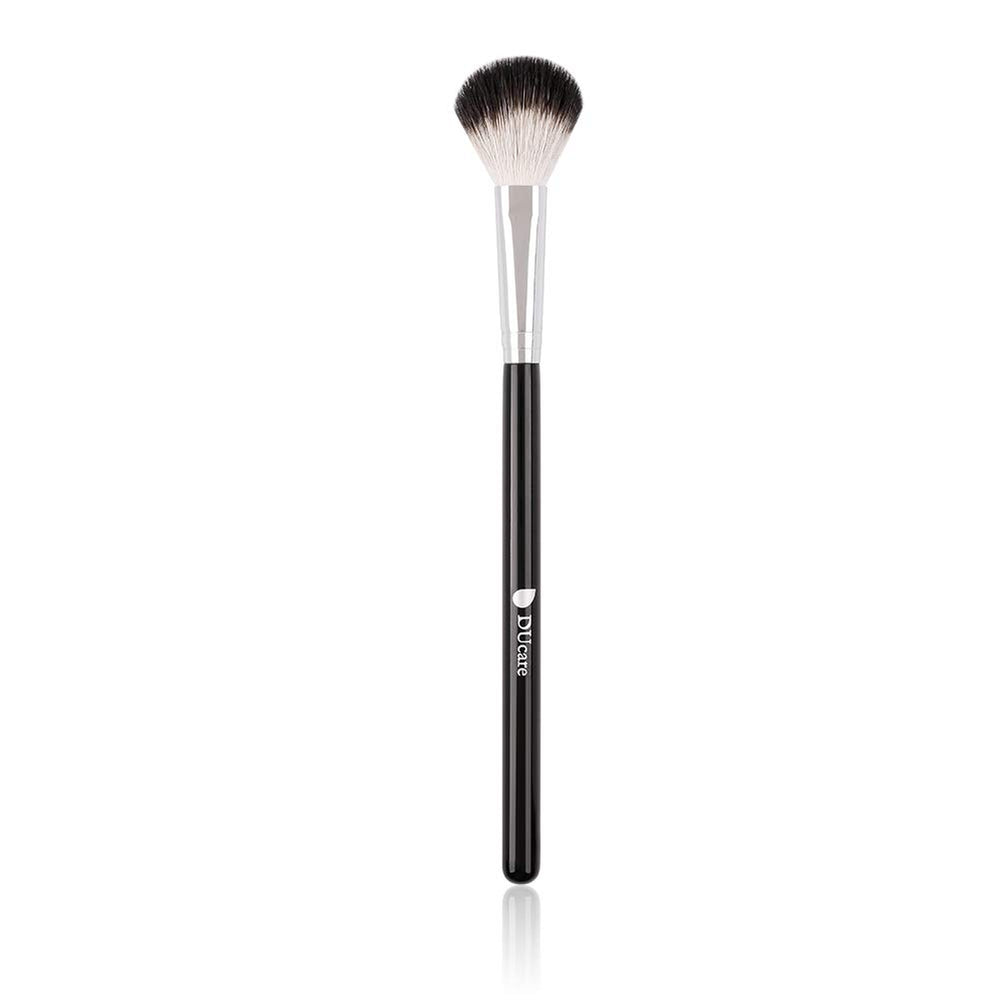 Pincel DUcare para aplicar sombras con mezcla uniforme.