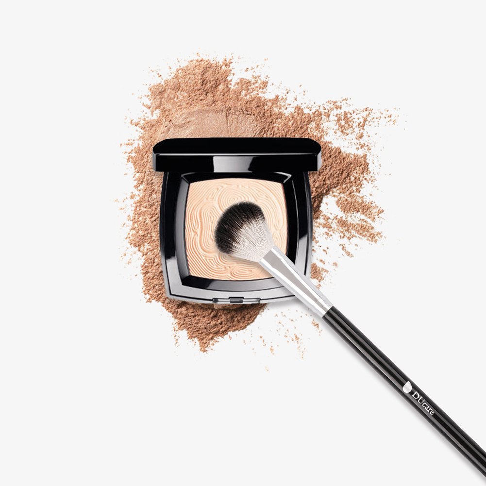 Pincel concealer DUcare para aplicación precisa bajo los ojos.