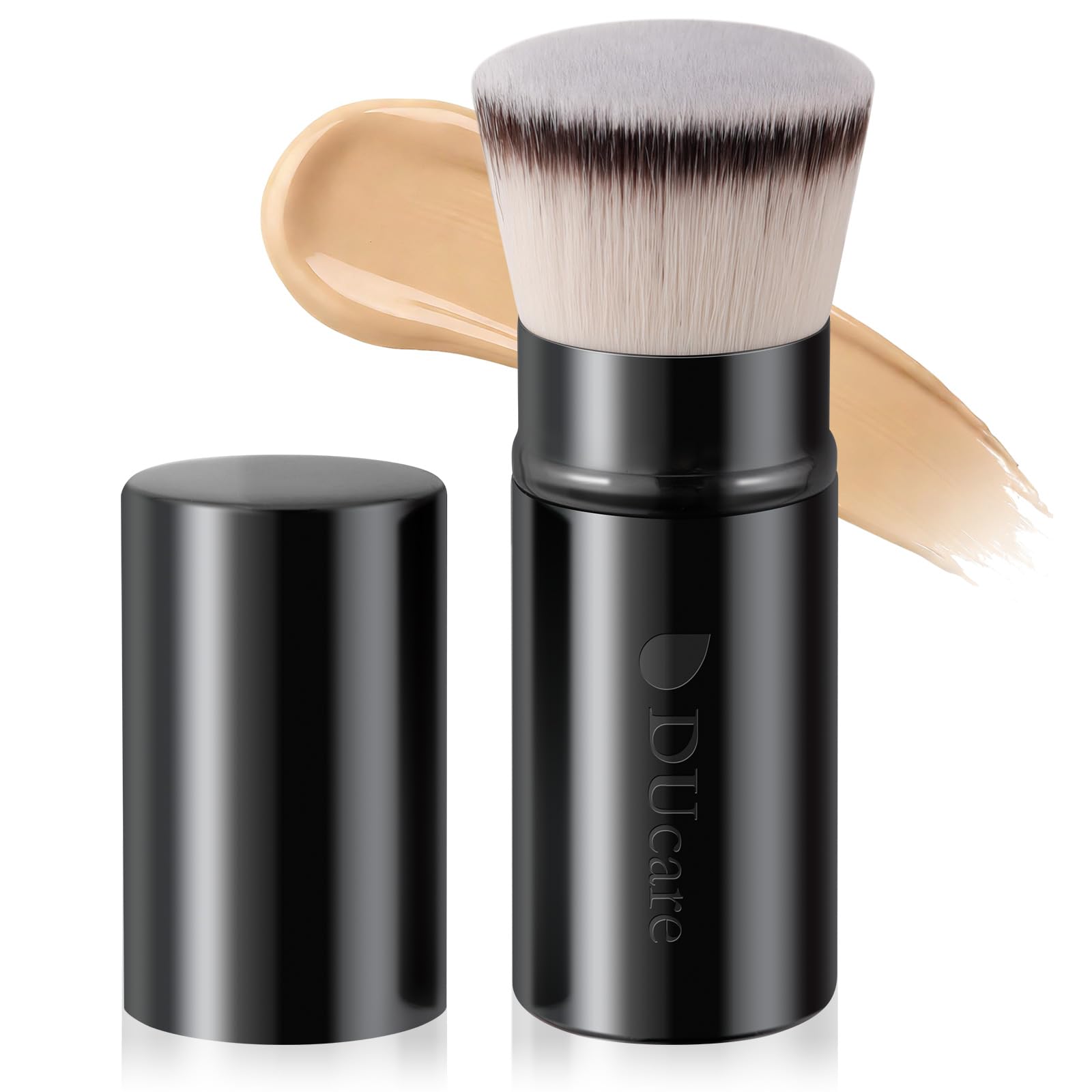 Pincel kabuki retráctil de DUcare aplicado a base líquida para un acabado suave.