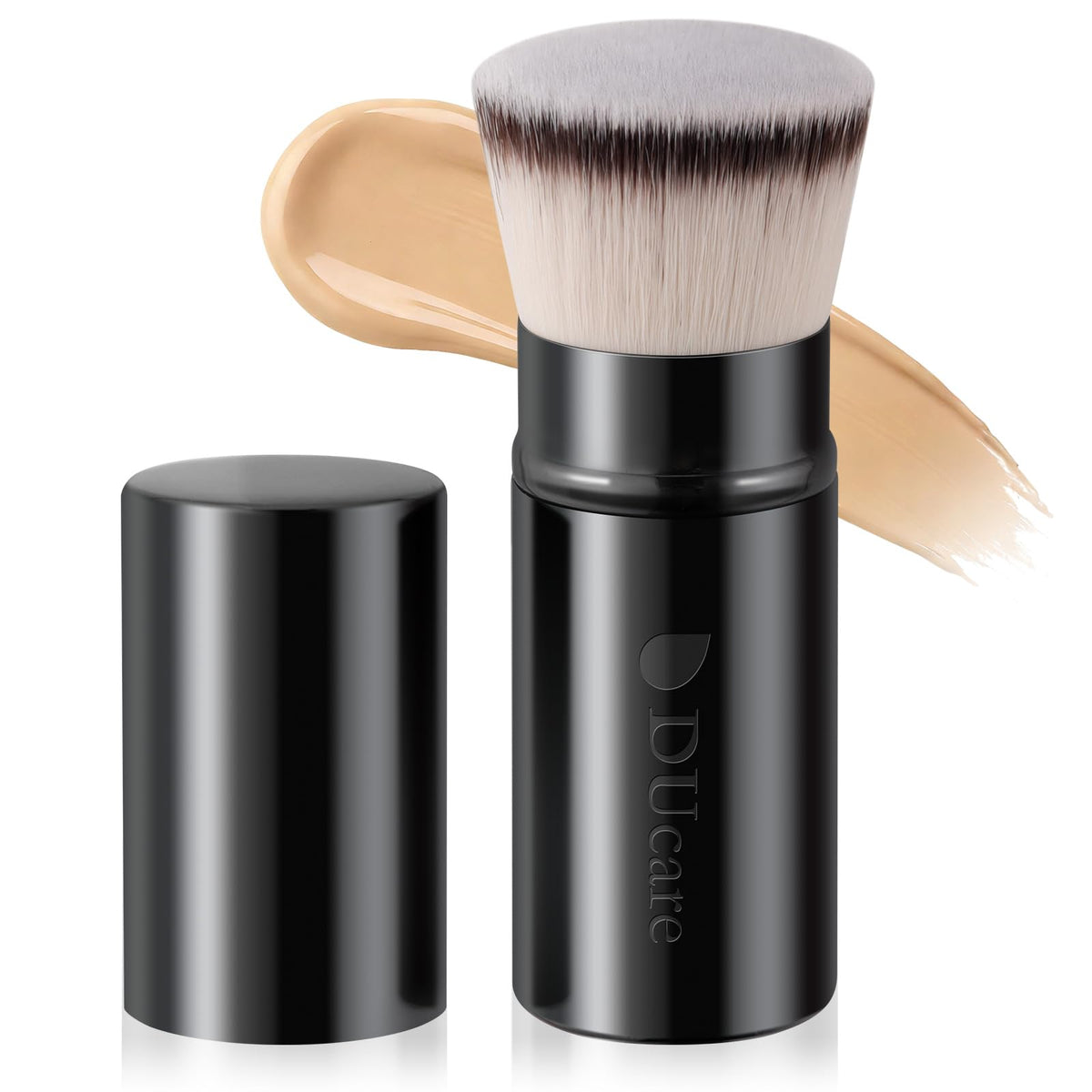 Pincel kabuki retráctil de DUcare aplicado a base líquida para un acabado suave.