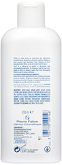 Ducray Elution Rebalancing Shampoo genera espuma suave que limpia sin irritar.