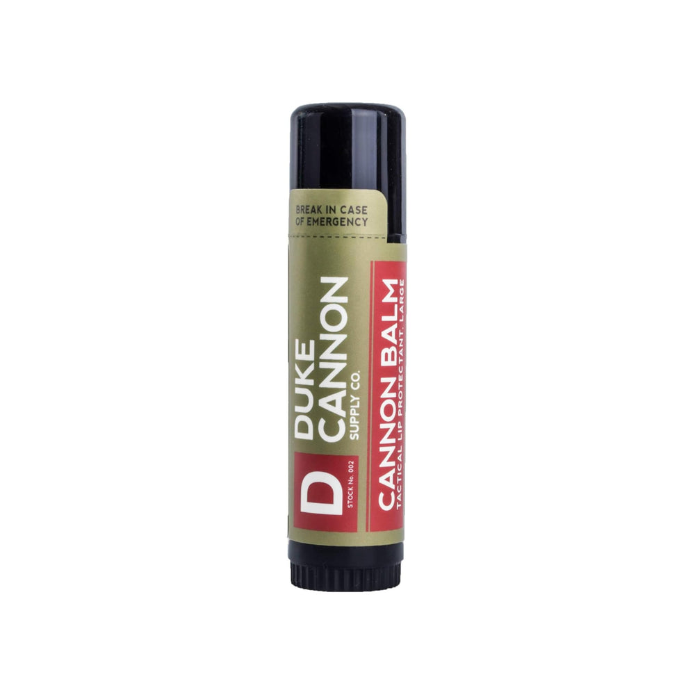 Duke Cannon Balm Tactical con SPF 15 protege labios en condiciones exteriores duras.