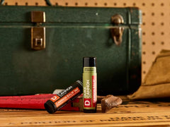 Duke Cannon Balsamo Labial sabor naranja-menta para aventuras al aire libre.