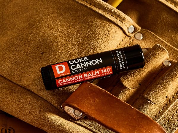 Duke Cannon Balsamo Labial de tamaño premium para bolsos y mochilas.