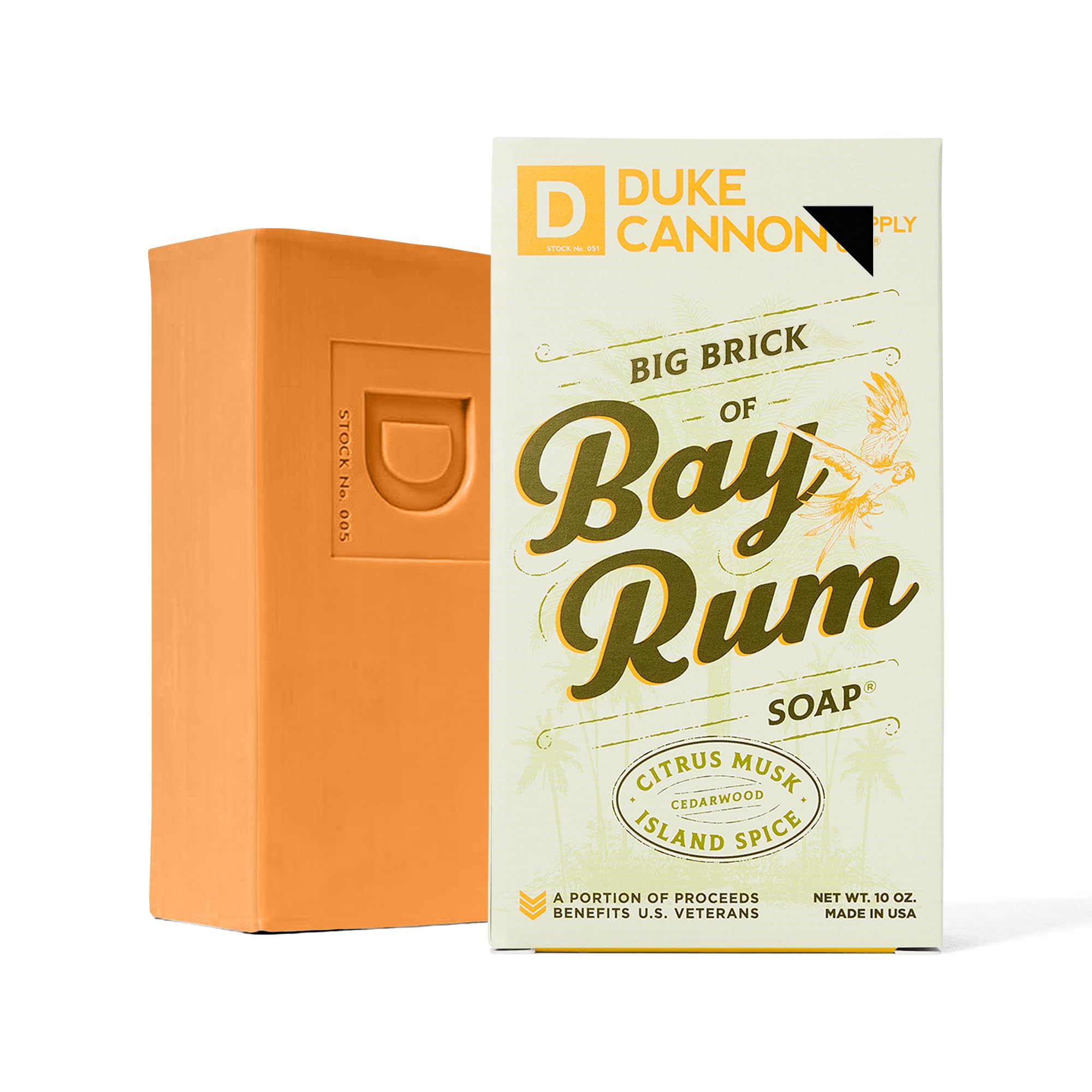 Duke Cannon barra expuesta en anaquel, diseño robusto y atractivo.