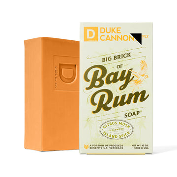 Duke Cannon barra expuesta en anaquel, diseño robusto y atractivo.