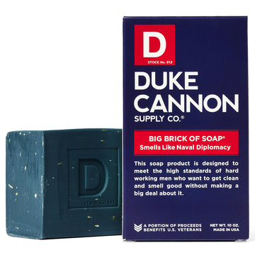 Duke Cannon Naval Diplomacy, barra diez onzas, espuma duradera para una limpieza prolongada.