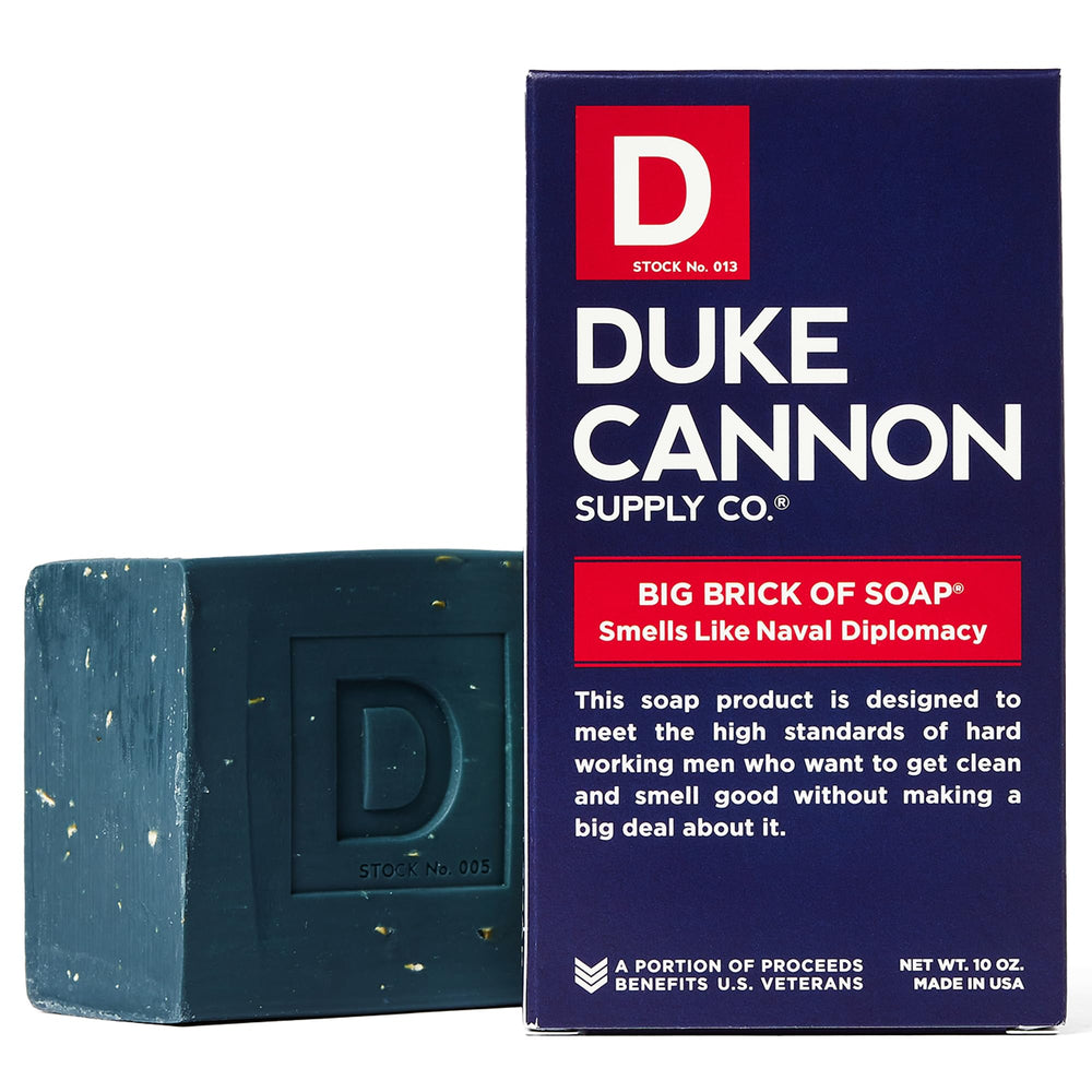 Duke Cannon Naval Diplomacy, barra diez onzas, espuma duradera para una limpieza prolongada.