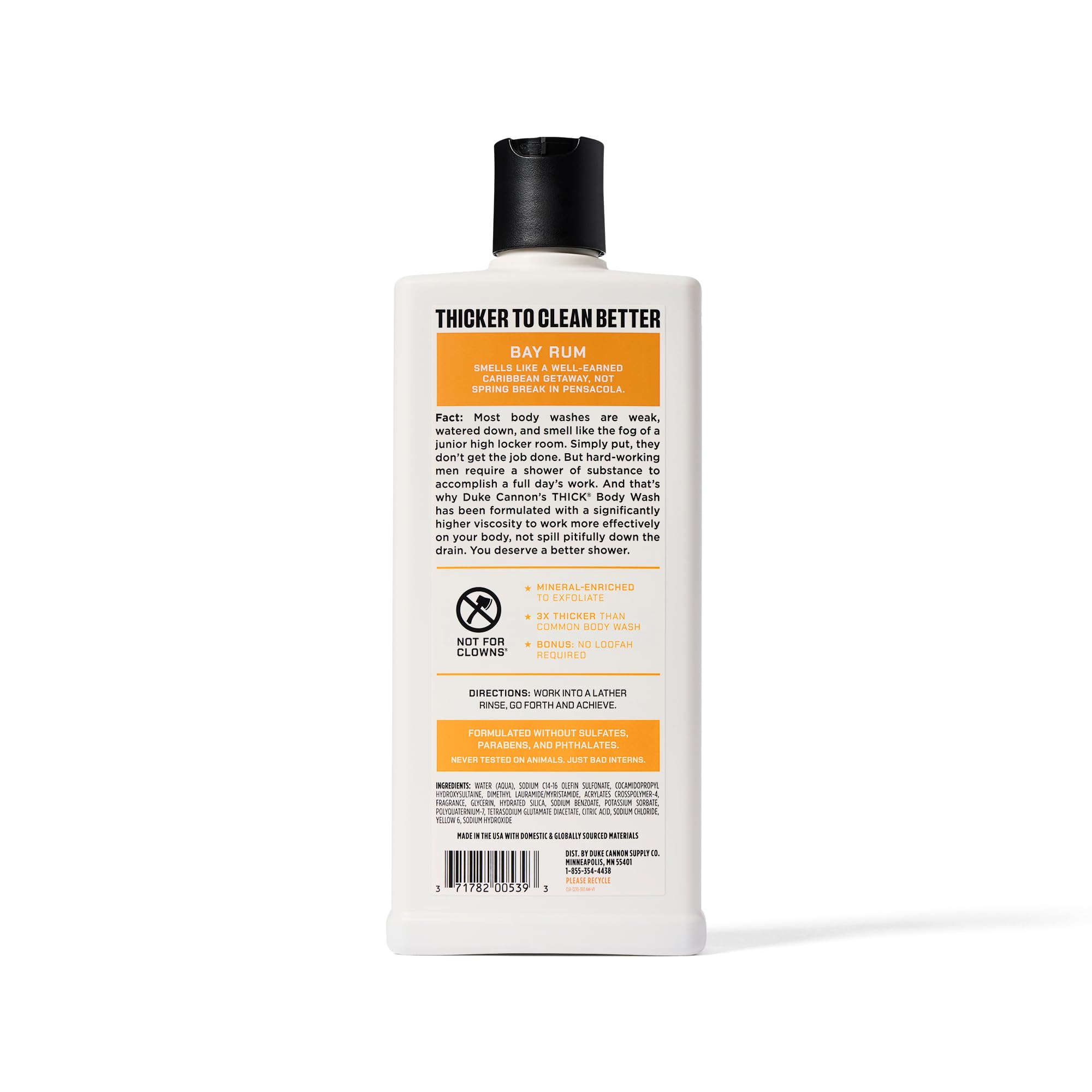 Hombre duchándose con Duke Cannon, aroma intenso y sensación limpia.