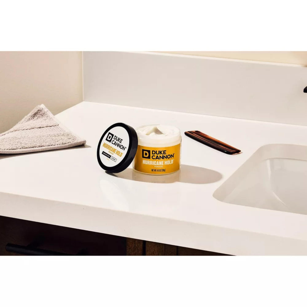 Duke Cannon Hurricane Hold Pomade muestra textura firme para fijar peinados cortos