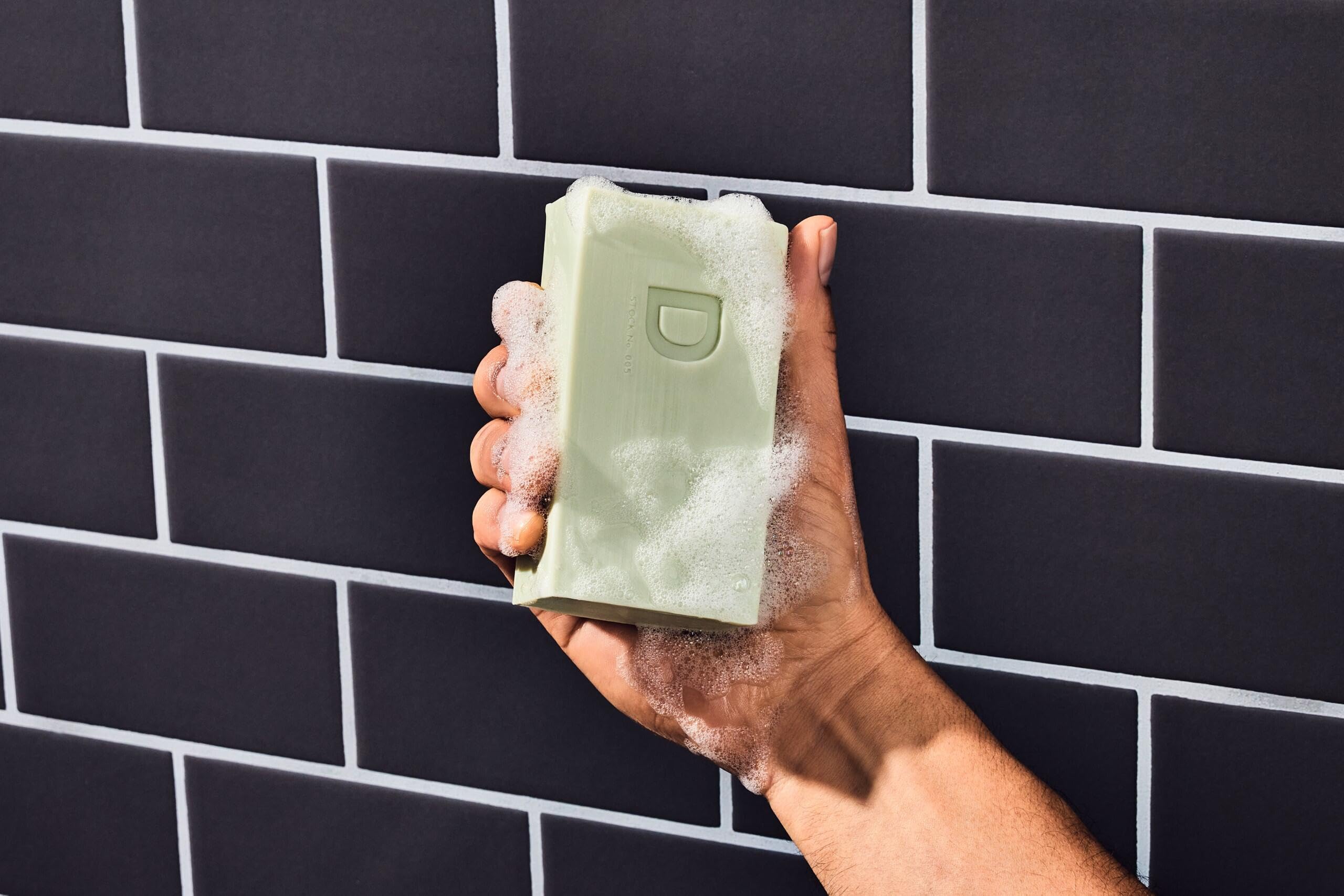 Duke Cannon Midway: barra en primer plano mostrando textura cremosa para duchas revitalizantes