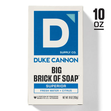 Duke Cannon-jabon-triple-molido-calidad garantiza un lavado suave y una espuma rica.