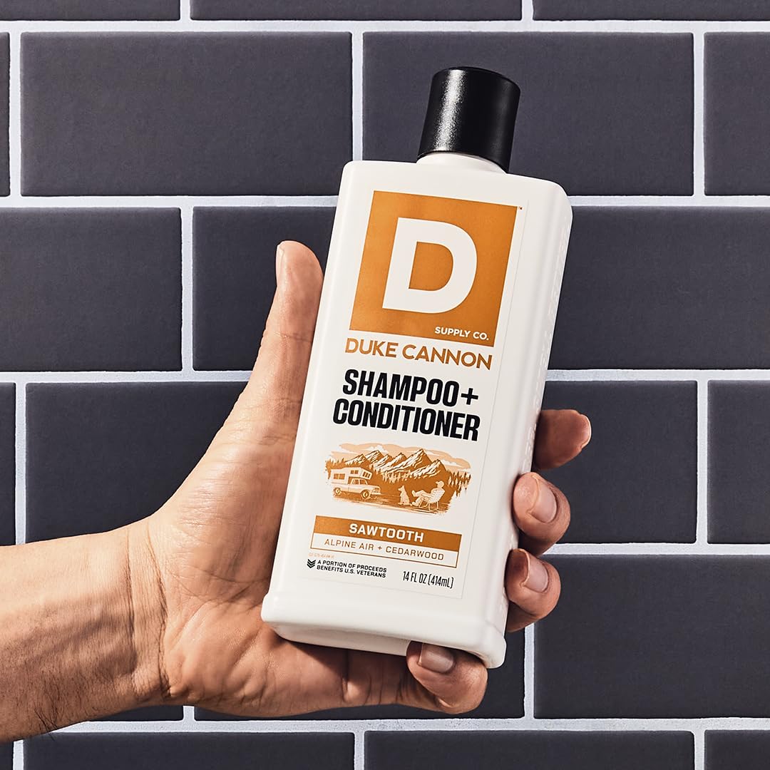 Mousse onctueuse du Duke Cannon Sawtooth 2-en-1 prête à être appliquée.