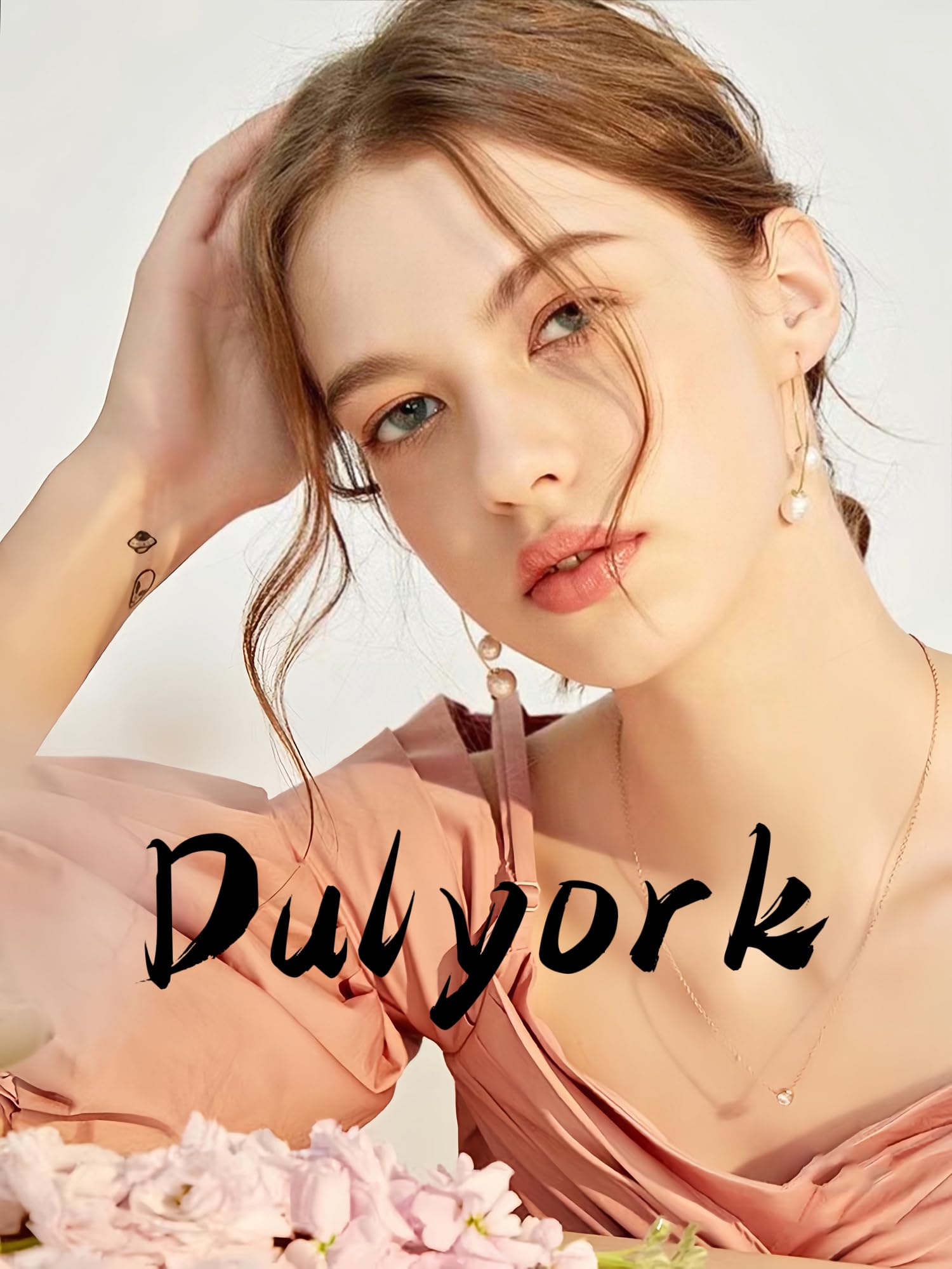 Empaque Dulyork con 24 piezas para recrear looks festivos.