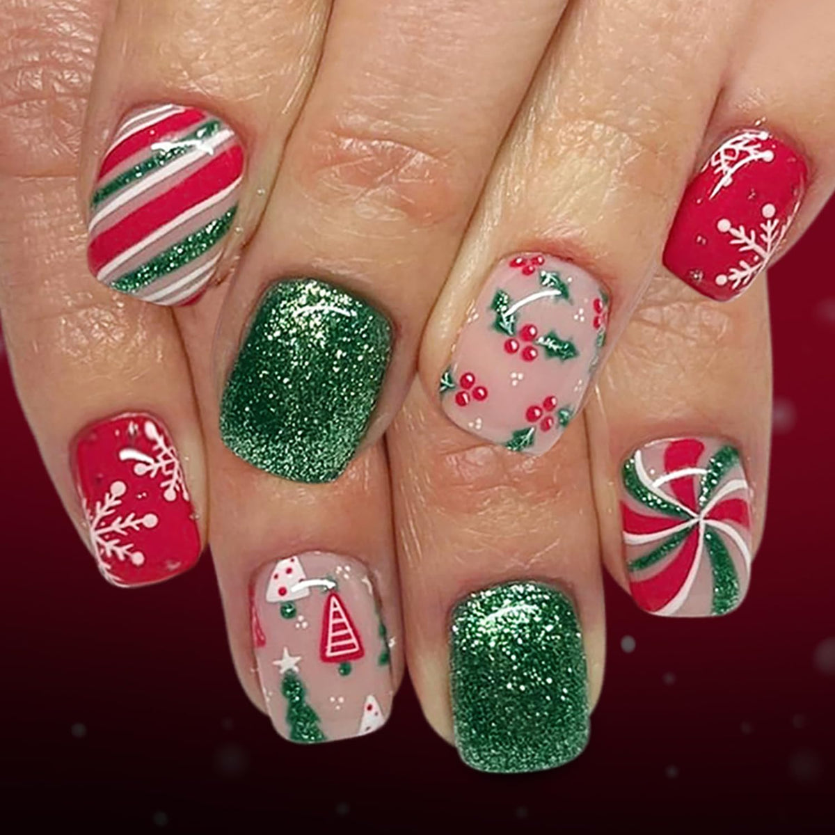Uñas Dulyork navideñas cortas con árbol y rayas para fiestas.