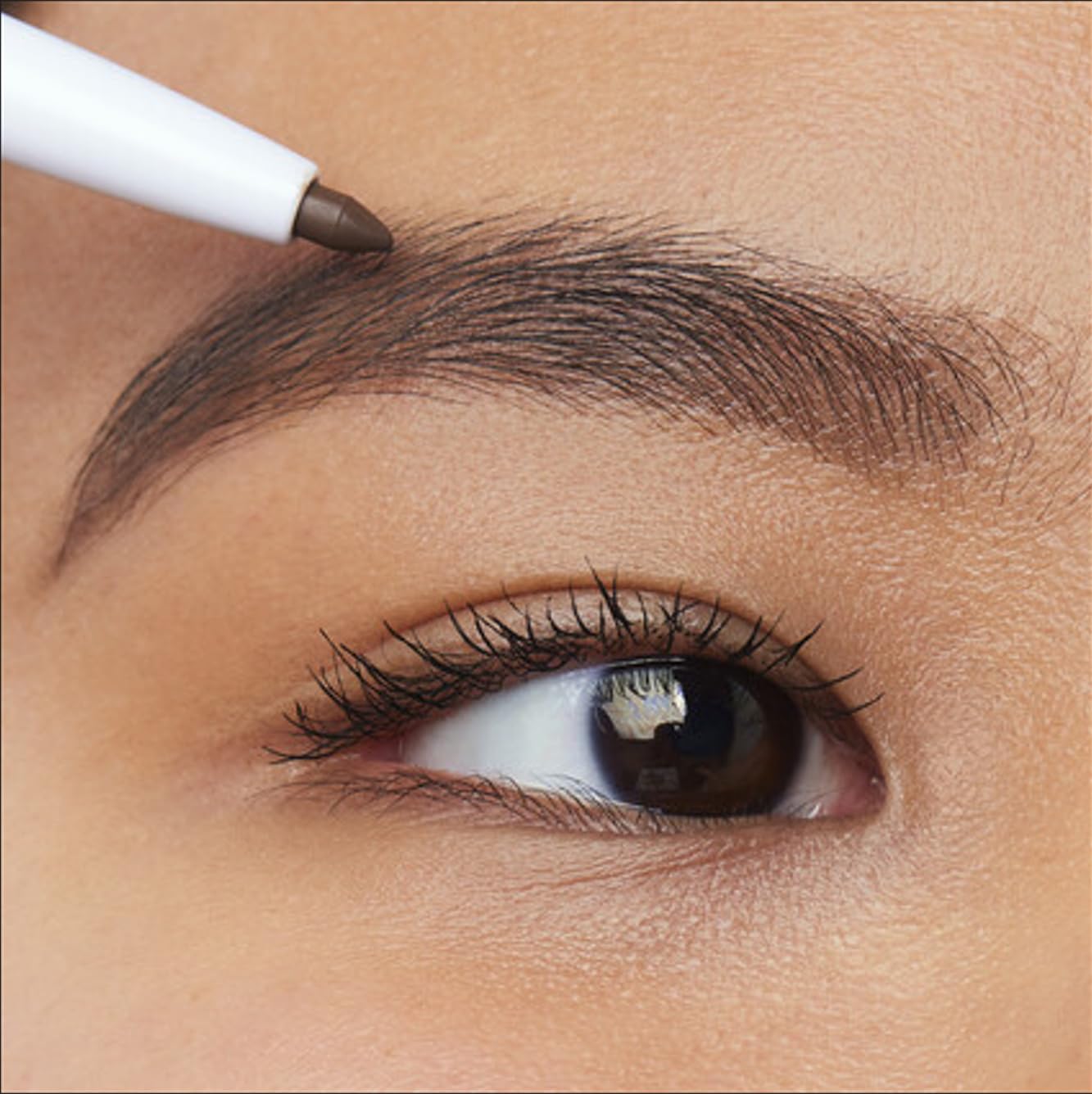 Lápiz de cejas e.l.f. con delineado fino para trazos detallados.