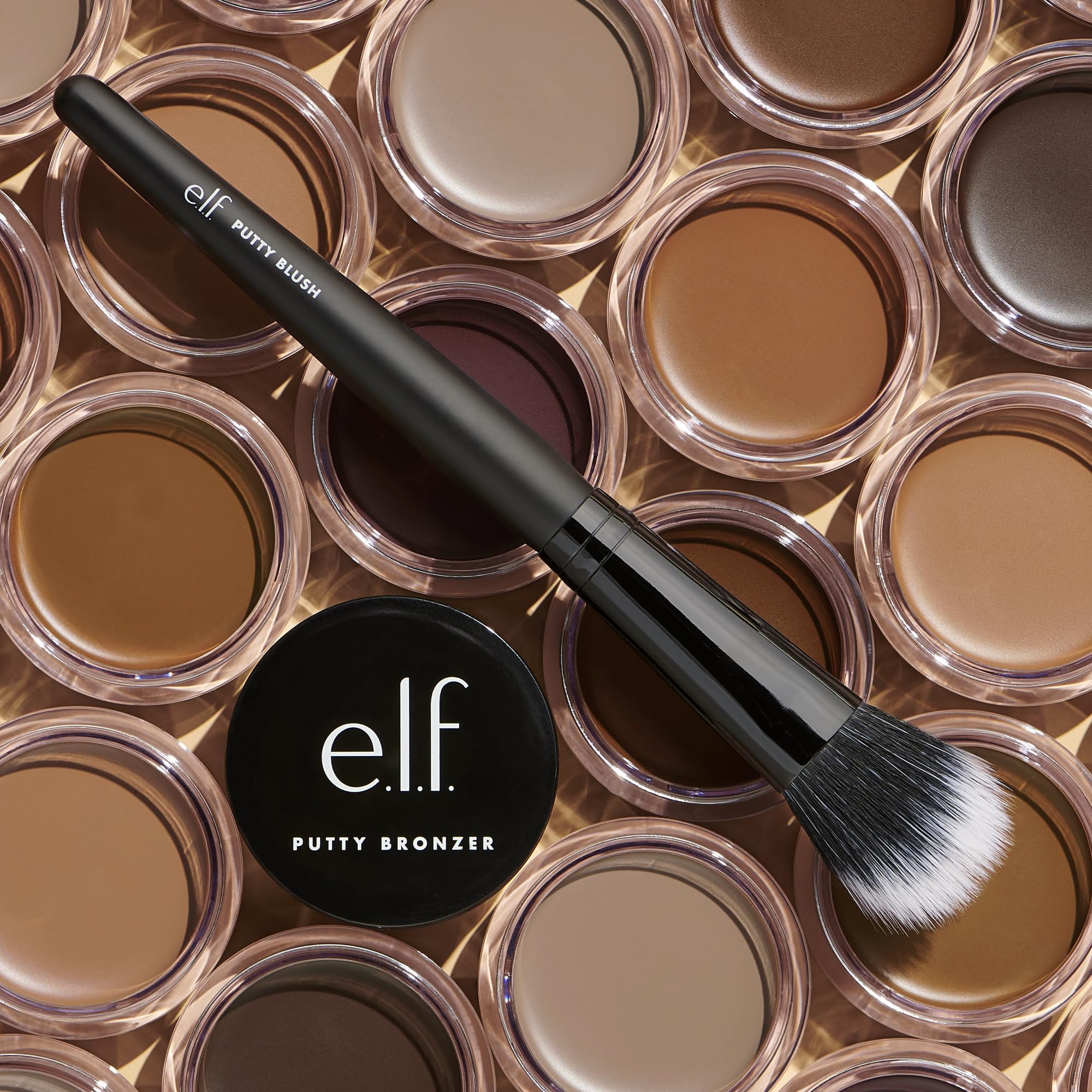 Agarre ergonómico del Pincel Putty Blush Brush de e.l.f. para control preciso