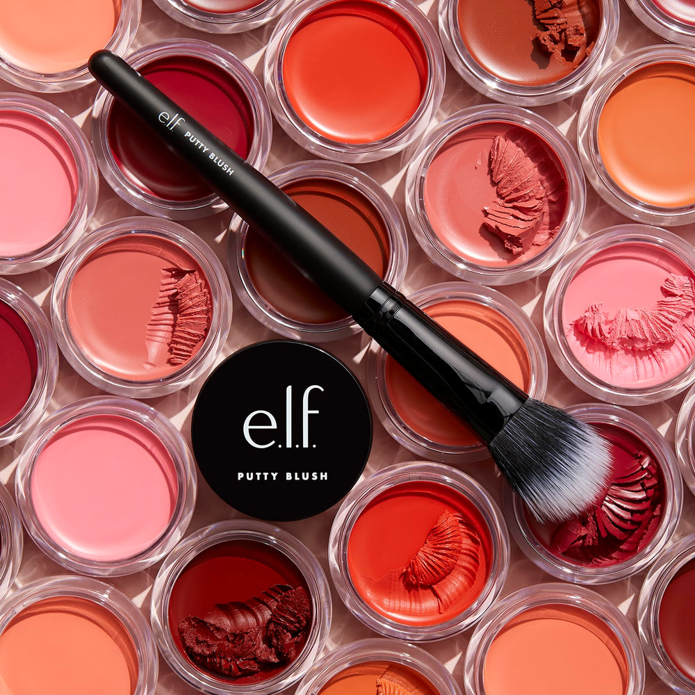 La cabeza del pincel e.l.f. Putty Blush Brush aplicando crema con precisión