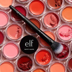La cabeza del pincel e.l.f. Putty Blush Brush aplicando crema con precisión