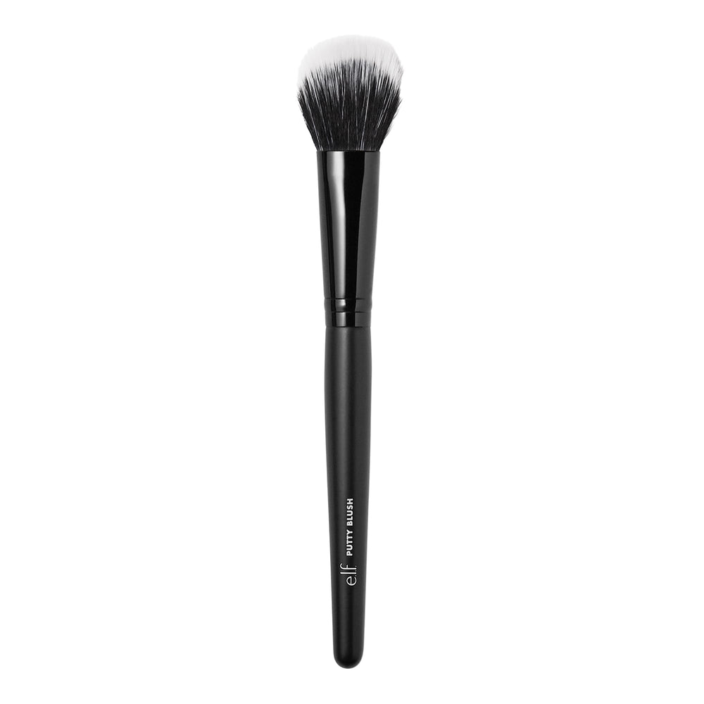 Pincel e.l.f. Putty Blush Brush mostrando uso en fórmulas cremosas para un acabado suave