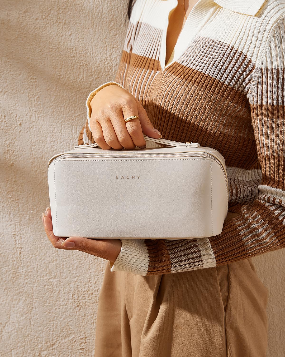 Eachy bolsa de maquillaje dimensiones 9x4x4 pulgadas, tamaño ideal para maleta.