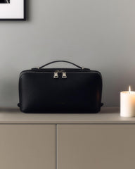 EACHY bolsa con divisor interior para una organización rápida de cosméticos.