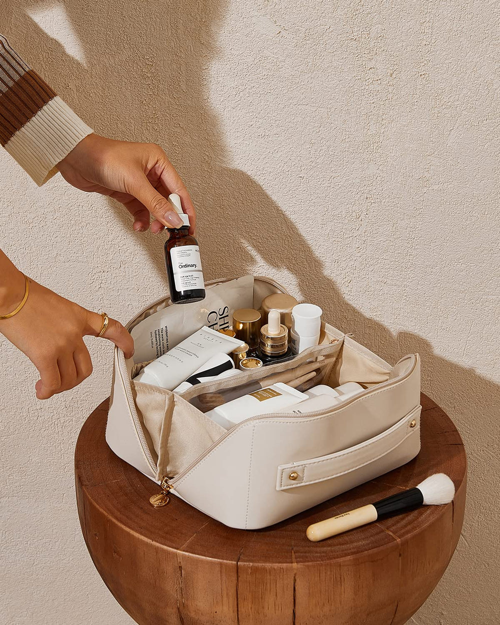 Eachy bolsa de maquillaje forro de poliéster, interior duradero y fácil de limpiar.