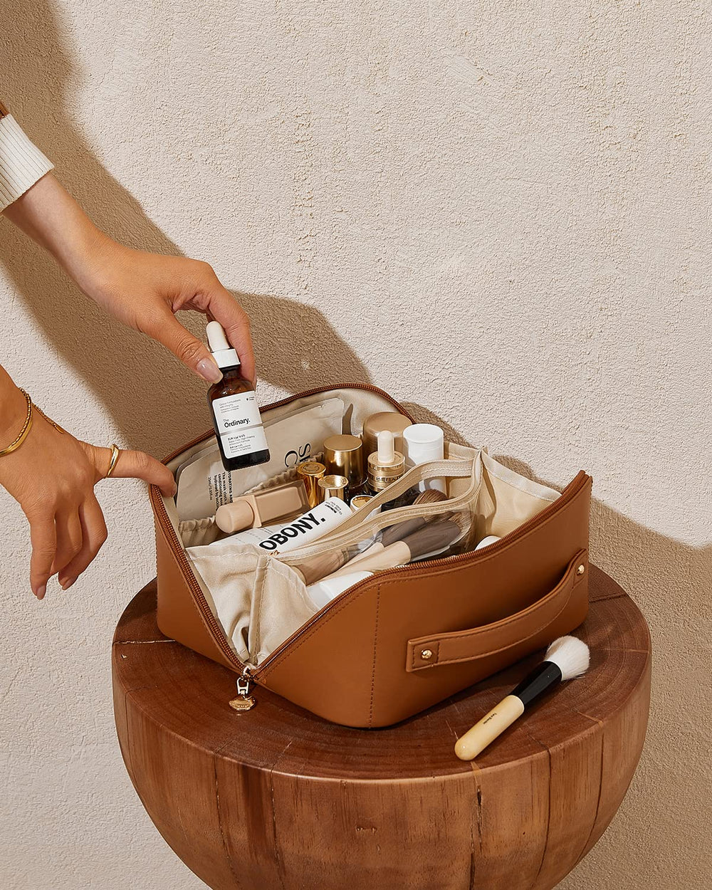 Eachy trousse-beaute avec diviseur sépare pinceaux et cosmétiques.