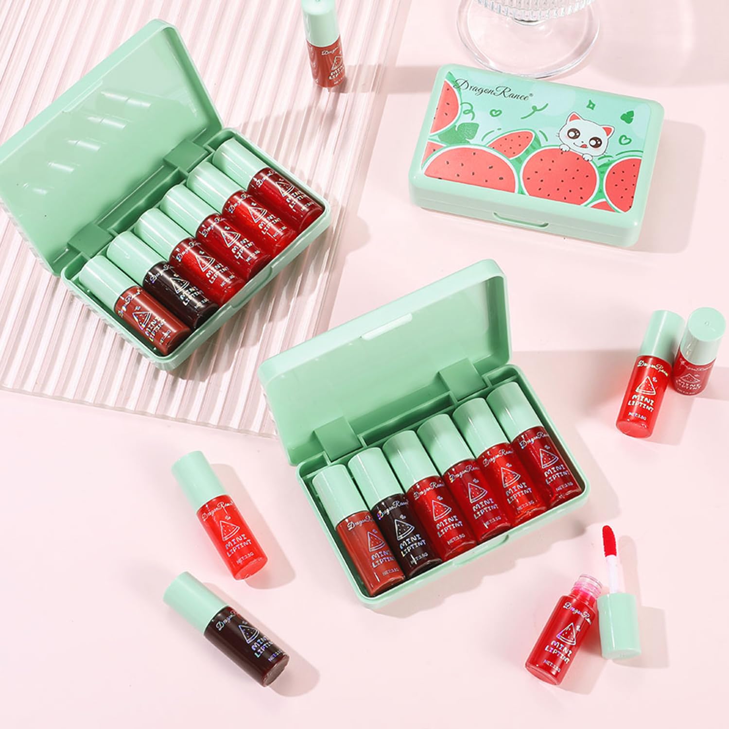 Muestra de color Eakroo en labios y mejillas para un look natural
