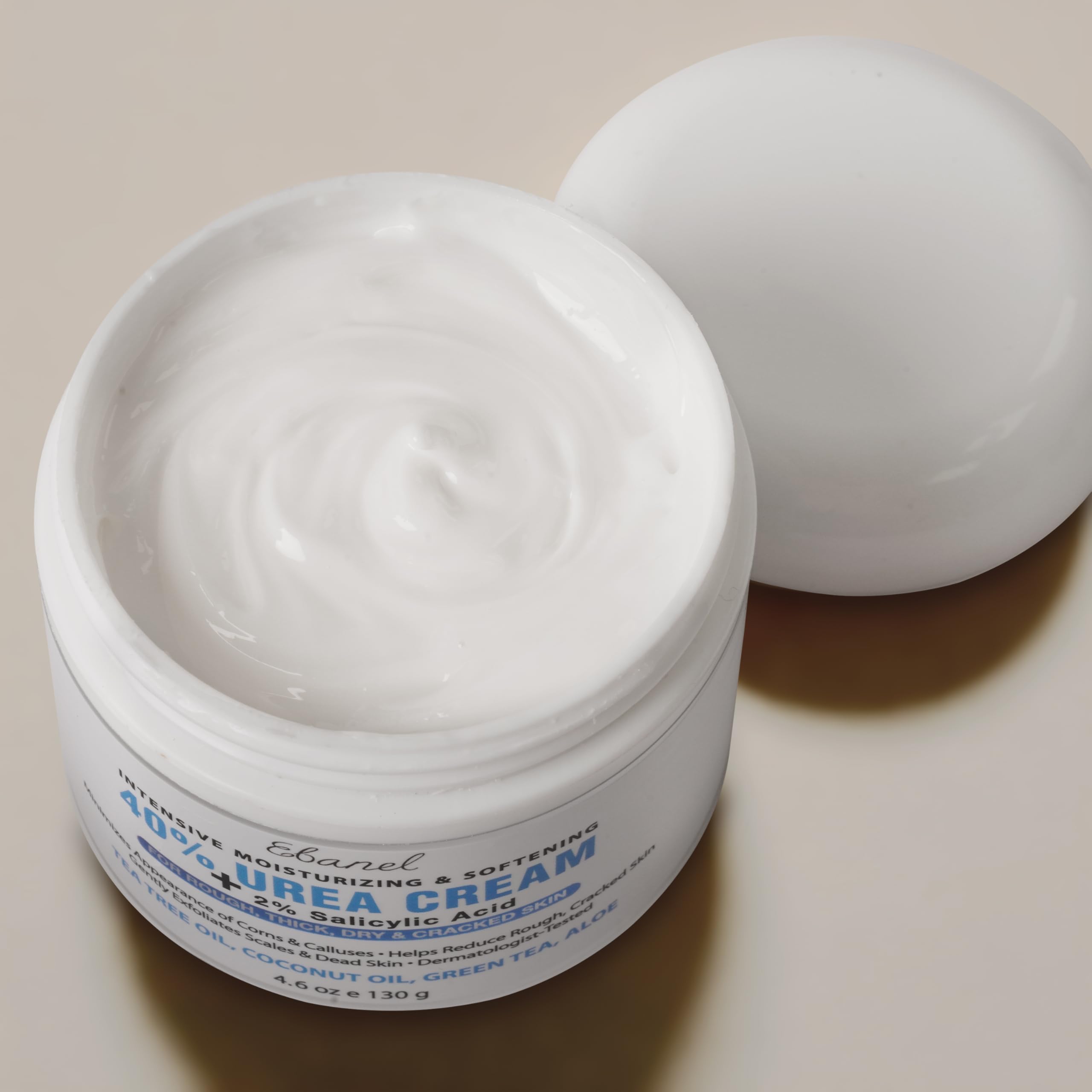 Ebanel Crema Urea 40% con ácido salicílico exfolia suavemente.