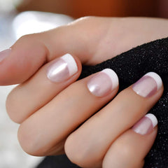Detalle perlado de EchiQ en uñas rosadas con borde francés corto.