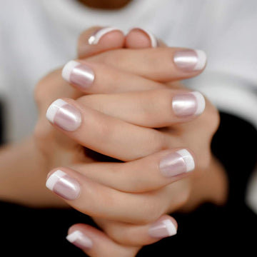 Kit de manicura EchiQ con pestañas adhesivas para fijación rápida.