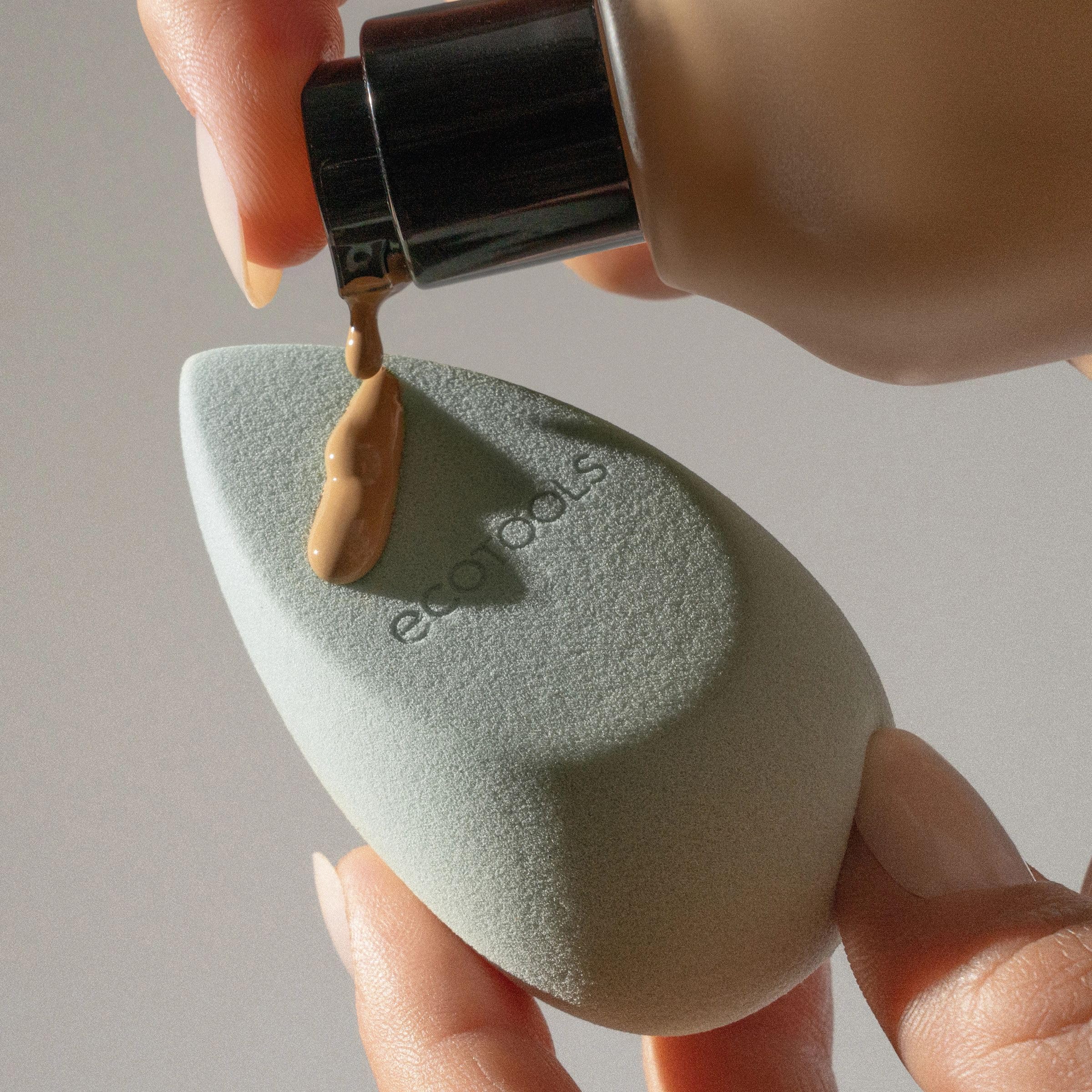 EcoTools Blurring Blender: limpieza fácil con champú para brochas y esponjas.