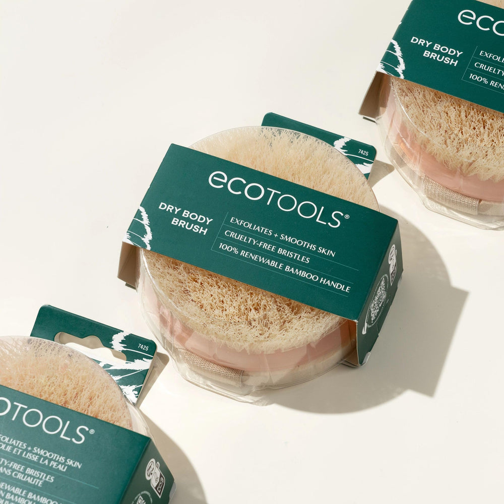 Diseño renovable de EcoTools con mango y cerdas sostenibles.