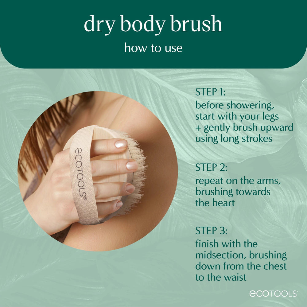 Uso del cepillo EcoTools antes de la ducha para preparar la piel.