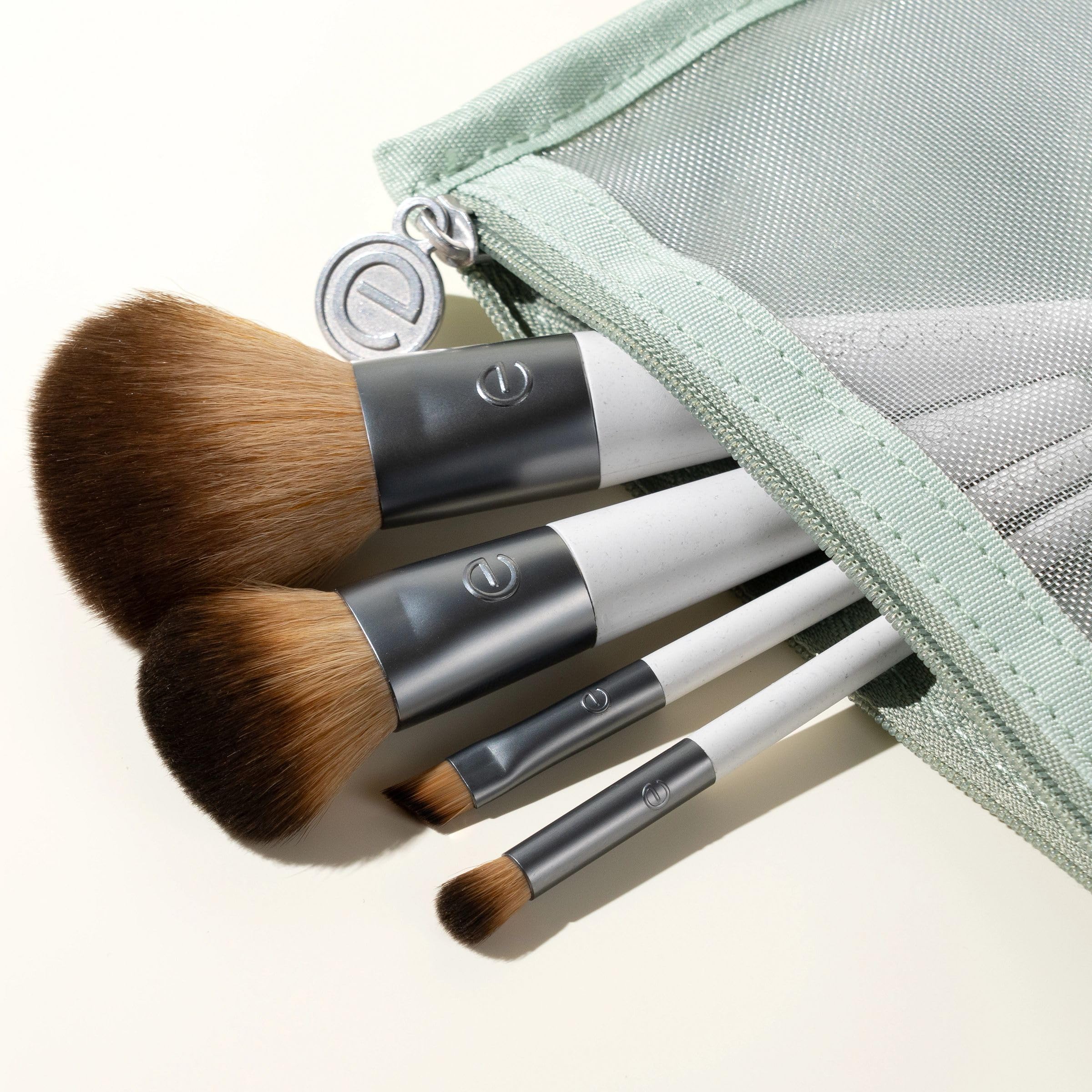 EcoTools On-The-Go brocha difuminado de tez para un acabado suave.
