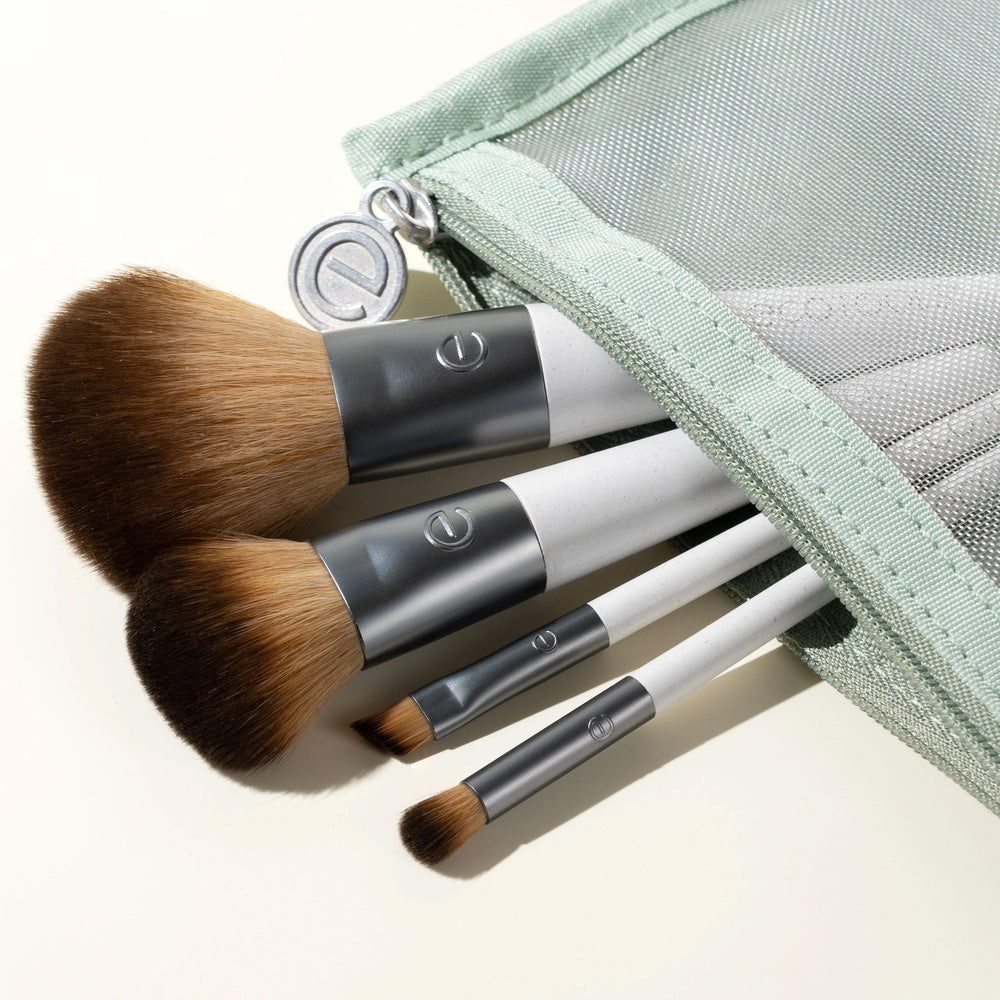 EcoTools On-The-Go brocha difuminado de tez para un acabado suave.