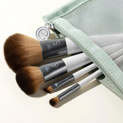 EcoTools On-The-Go brocha difuminado de tez para un acabado suave.