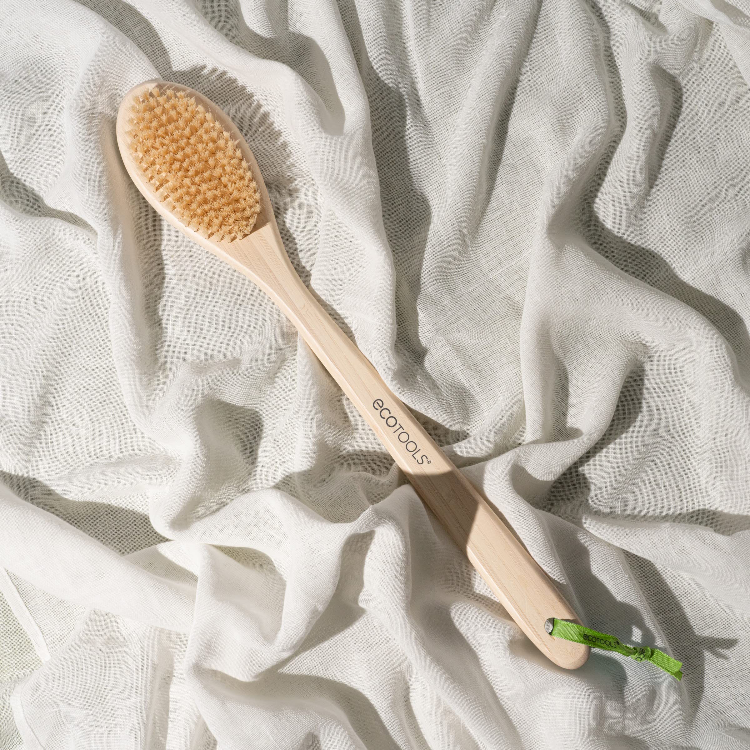 EcoTools uso-con-jabon-crema permite exfoliar con el producto favorito.