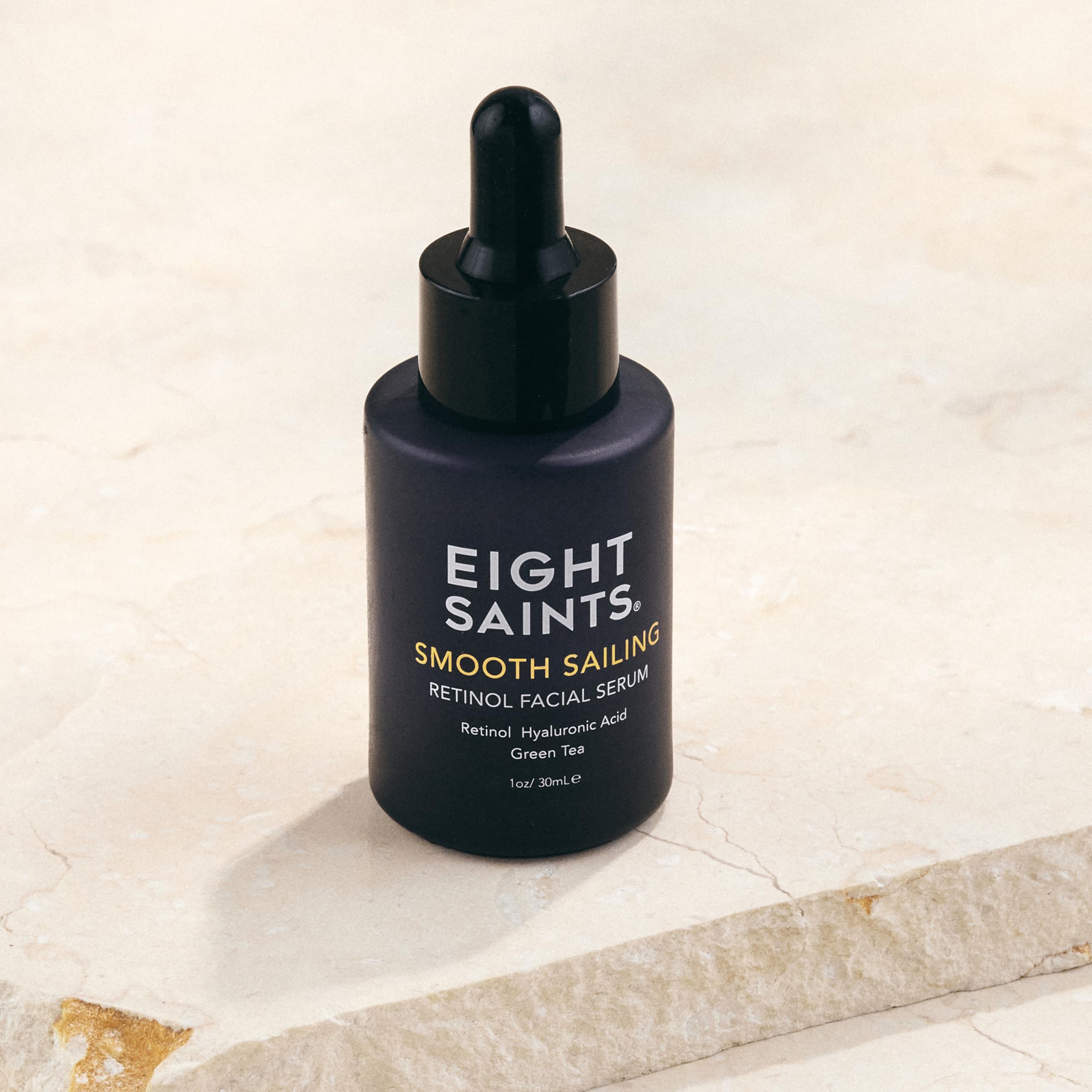 Sérum de retinol Eight Saints, aplicación facial suave, absorción rápida sin grasa.
