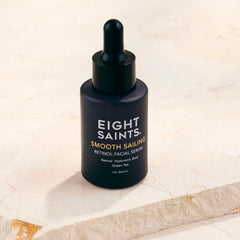 Sérum de retinol Eight Saints, aplicación facial suave, absorción rápida sin grasa.