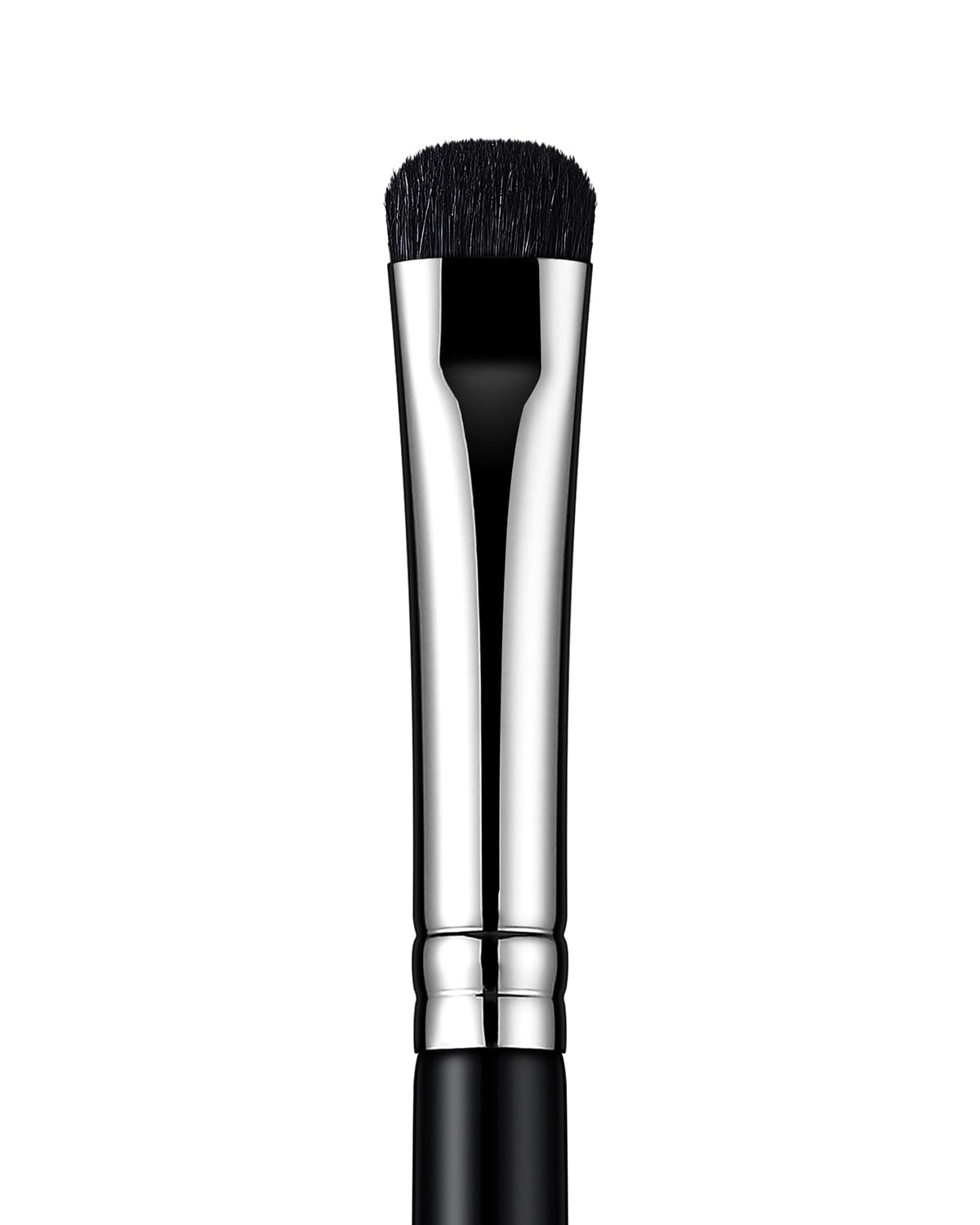 Brocha EIGSHOW para difuminado de sombras con curva corta para trazos precisos.