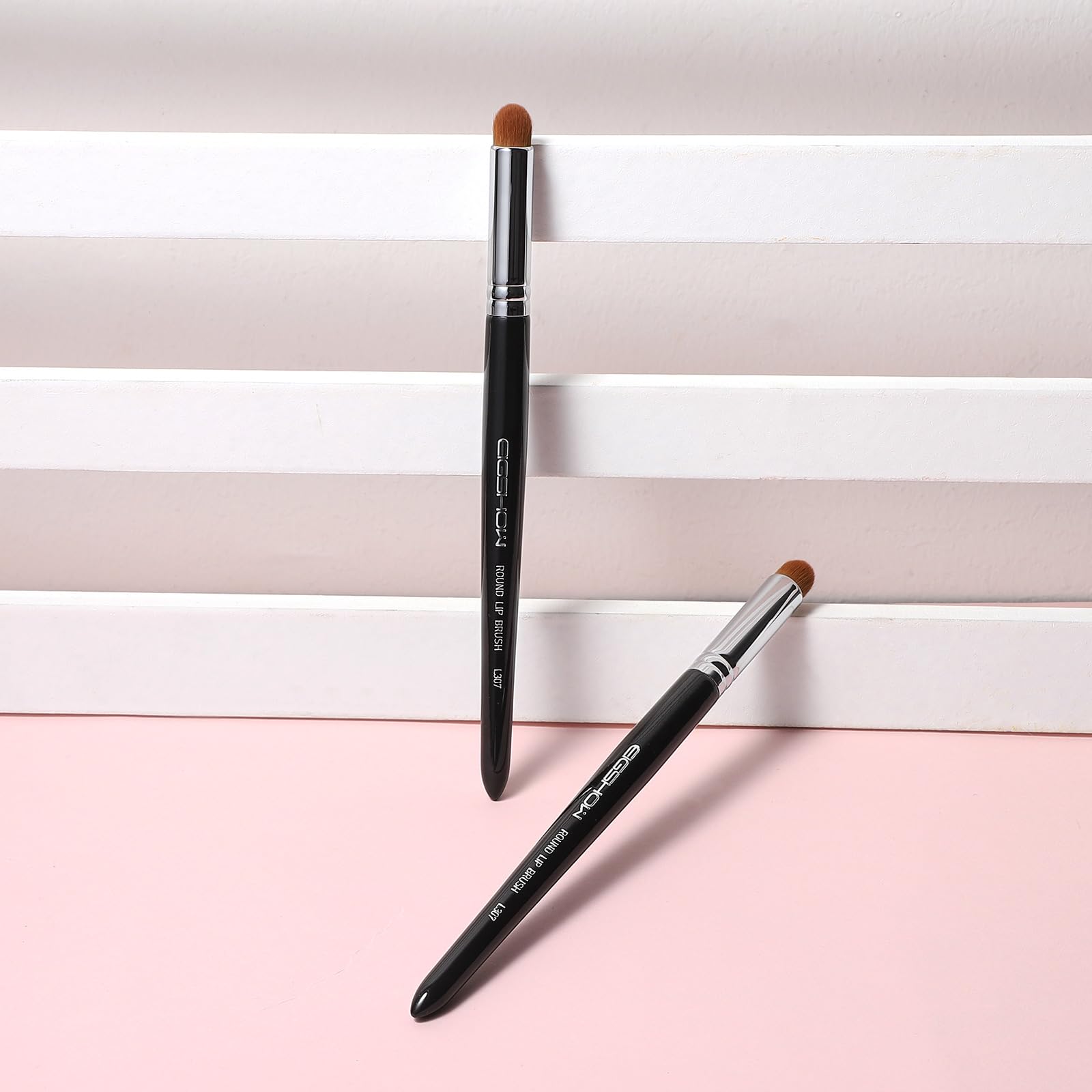 EIGSHOW brocha de labios, tamaño compacto ideal para viajes.