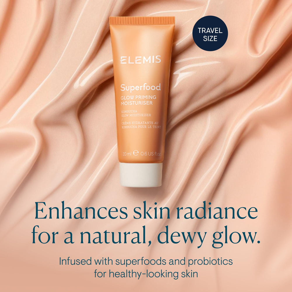 Aplicación rostro-cuello con ELEMIS para un acabado suave.