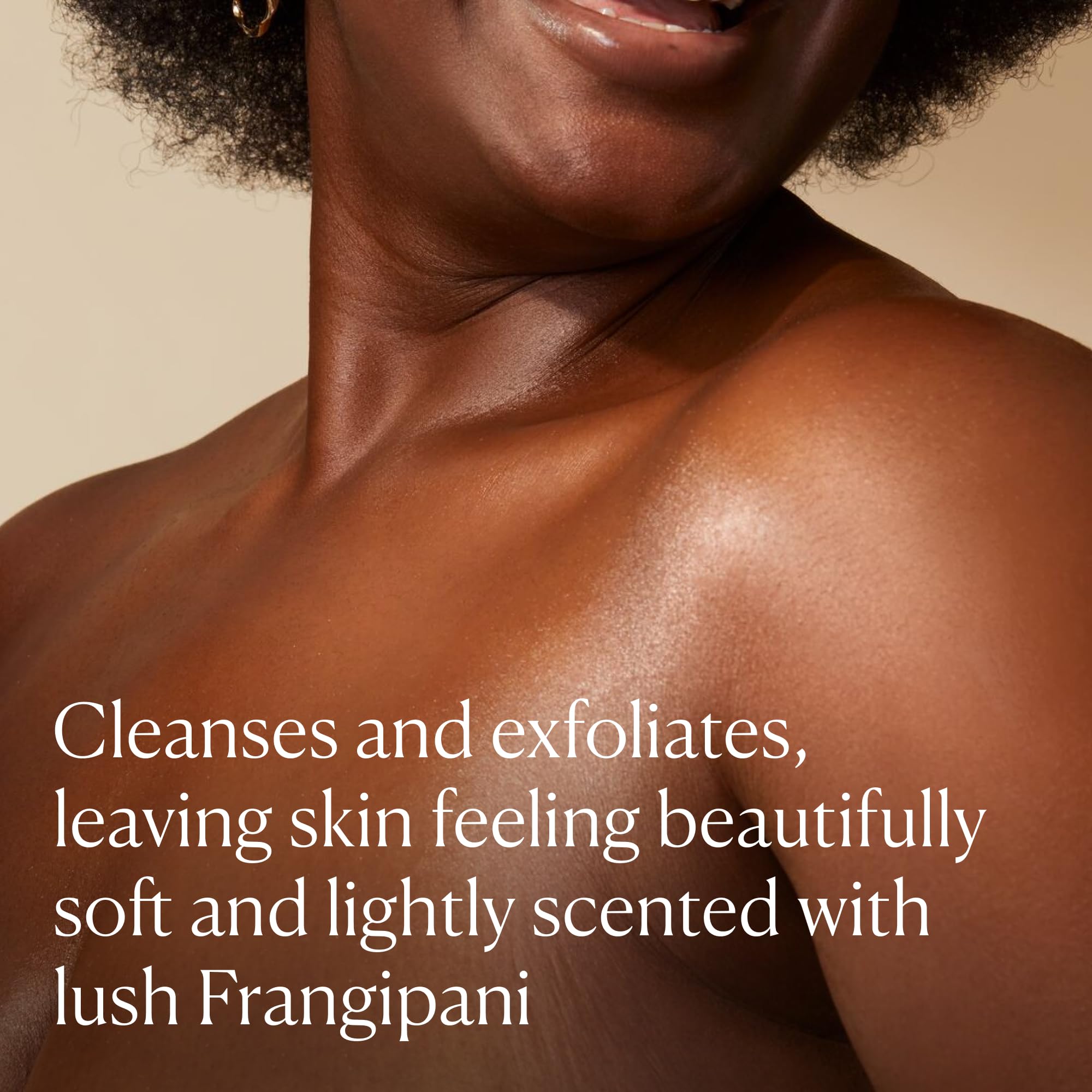 Gros plan des grains marins exfoliants d'ELEMIS Frangipani Monoi Salt Glow.