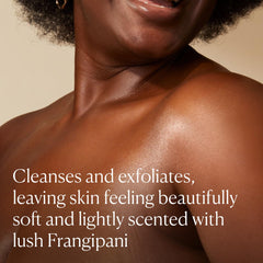 Gros plan des grains marins exfoliants d'ELEMIS Frangipani Monoi Salt Glow.