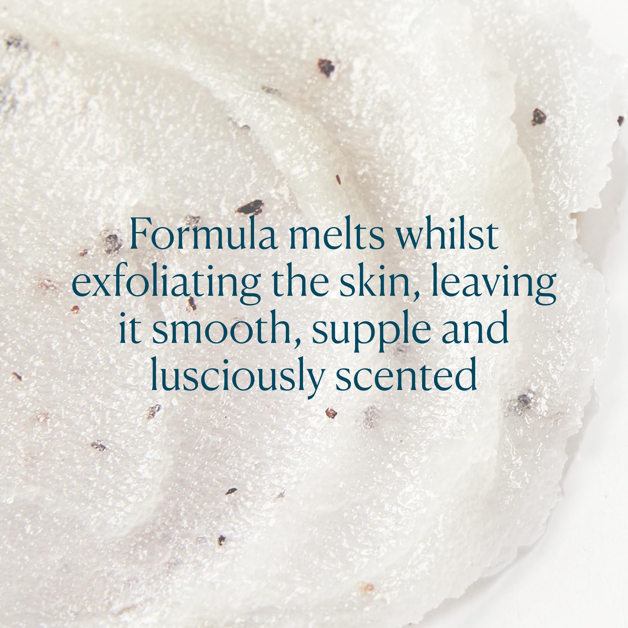 Huile nourrissante intégrée dans Frangipani Monoi Salt Glow après exfoliation.