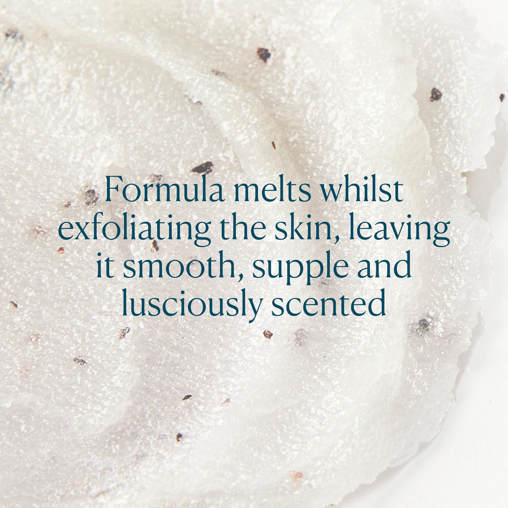 Huile nourrissante intégrée dans Frangipani Monoi Salt Glow après exfoliation.