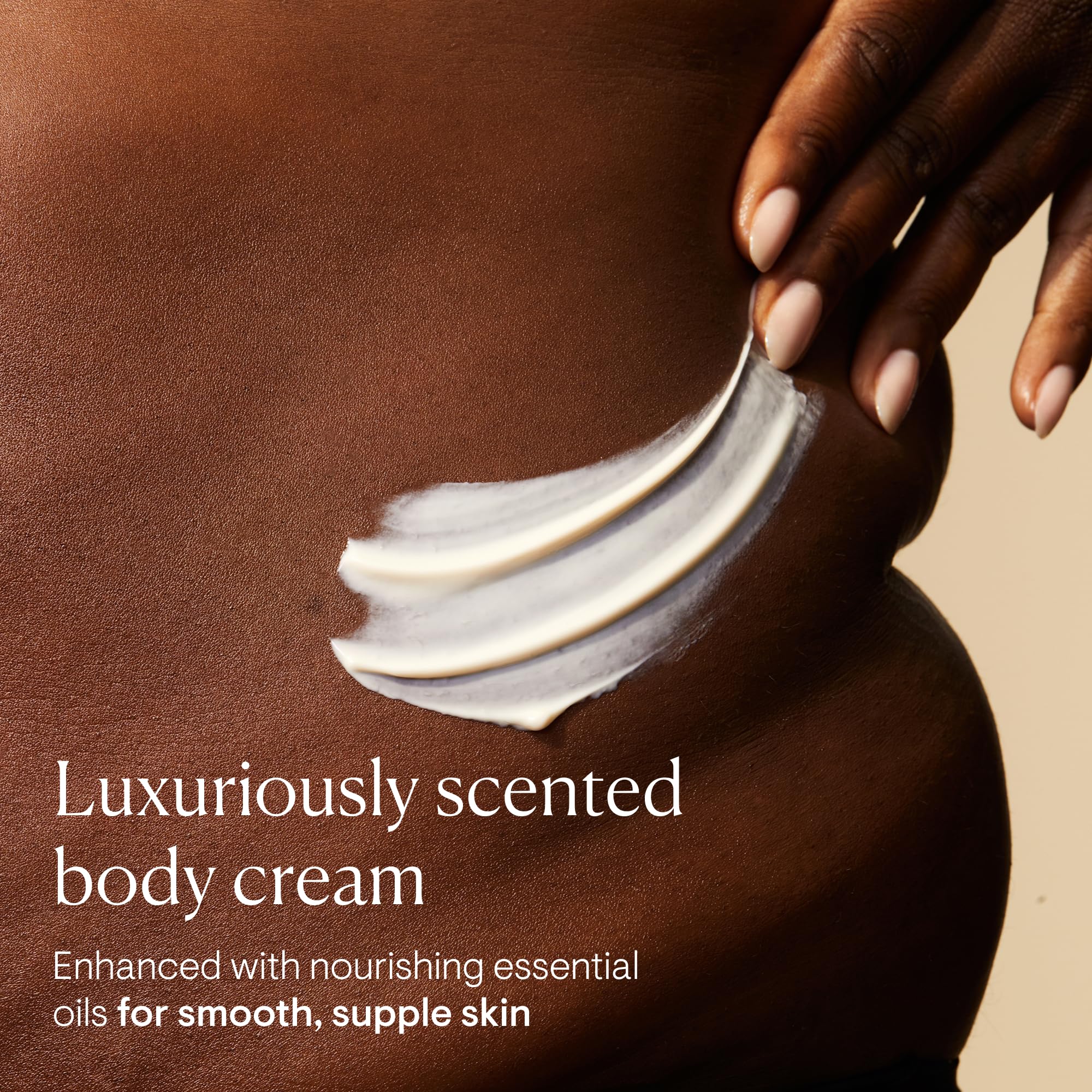 Elemis Frangipani Monoi, textura cremosa que se desliza y nutre la piel.